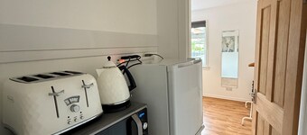Cosy Village Apartment. Pet-Friendly! 30 Mins from Glasgow & Edinburgh!