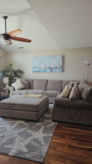 Living area - 3-bedroom townhome in beautiful North Wildwood with AC two blocks from the beach (North Wildwood)