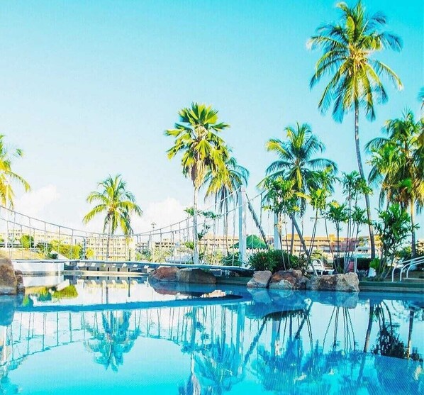 Udendørs pool, åben fra kl. 09.00 til kl. 21.00, liggestole