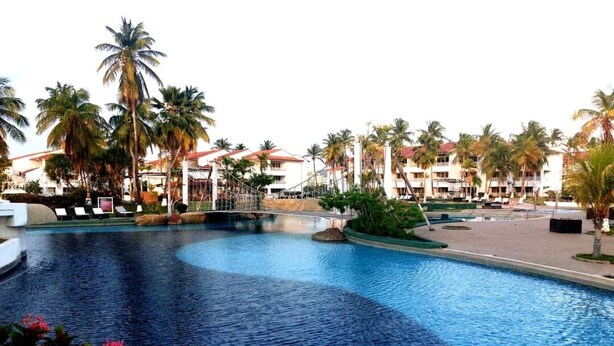 Alberca al aire libre, acceso de 09:00 a 21:00, y camastros 