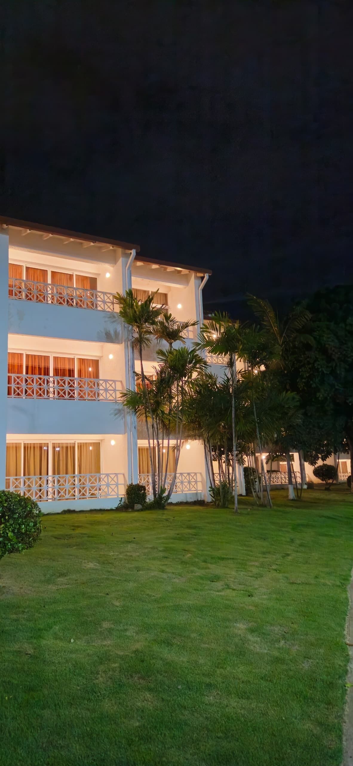 住宿正面 (夜晚)