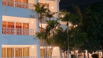 Majoituspaikan julkisivu illalla/yöllä