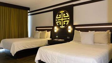 Habitación doble superior, balcón, vista a la alberca | Caja de seguridad en la habitación y escritorio