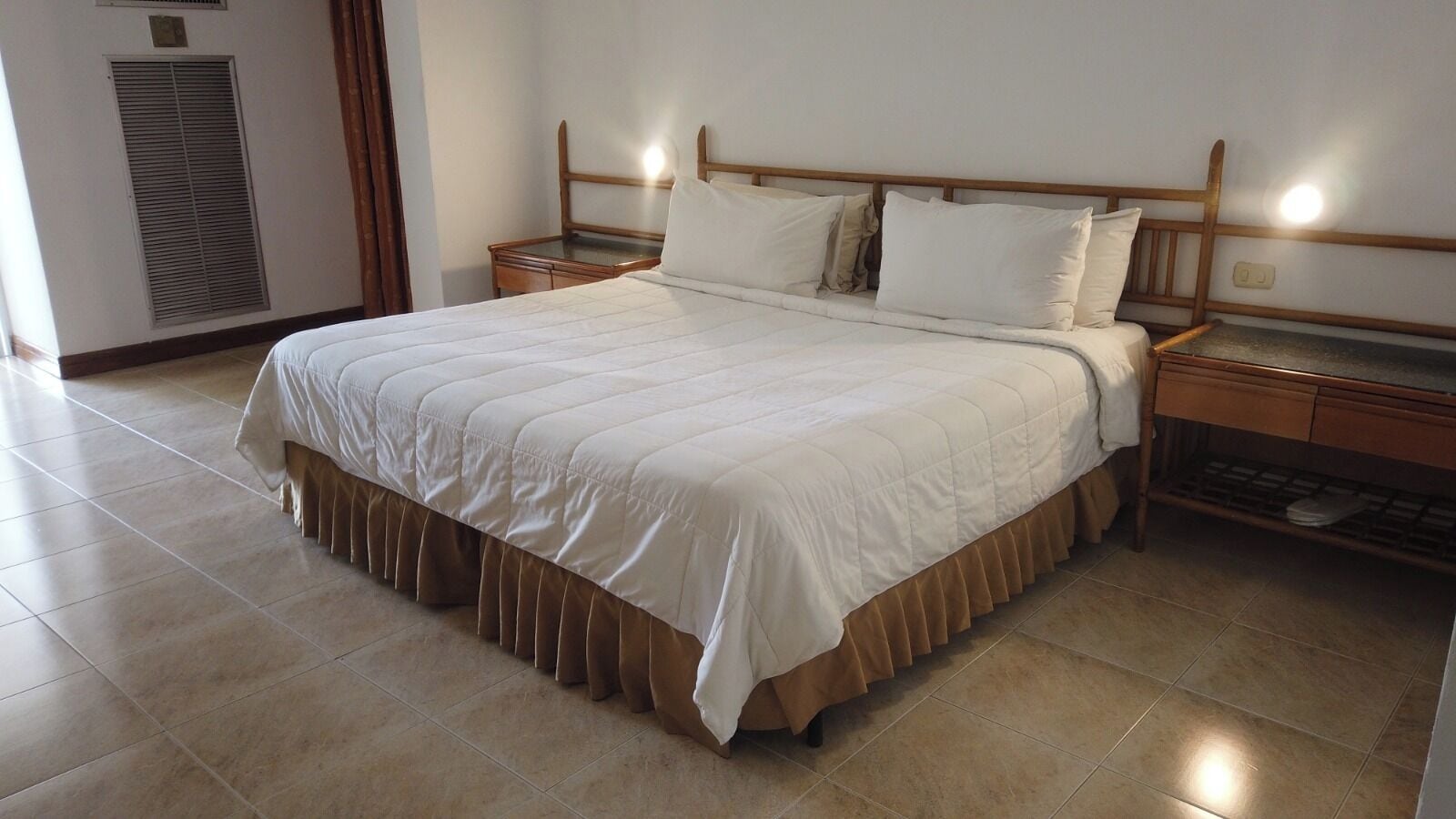 Habitación estándar | Caja de seguridad en la habitación y escritorio 