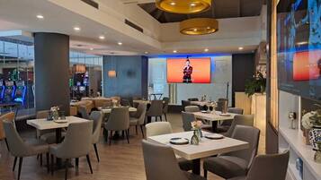 4 restaurants; breakfast, lunch, and dinner served