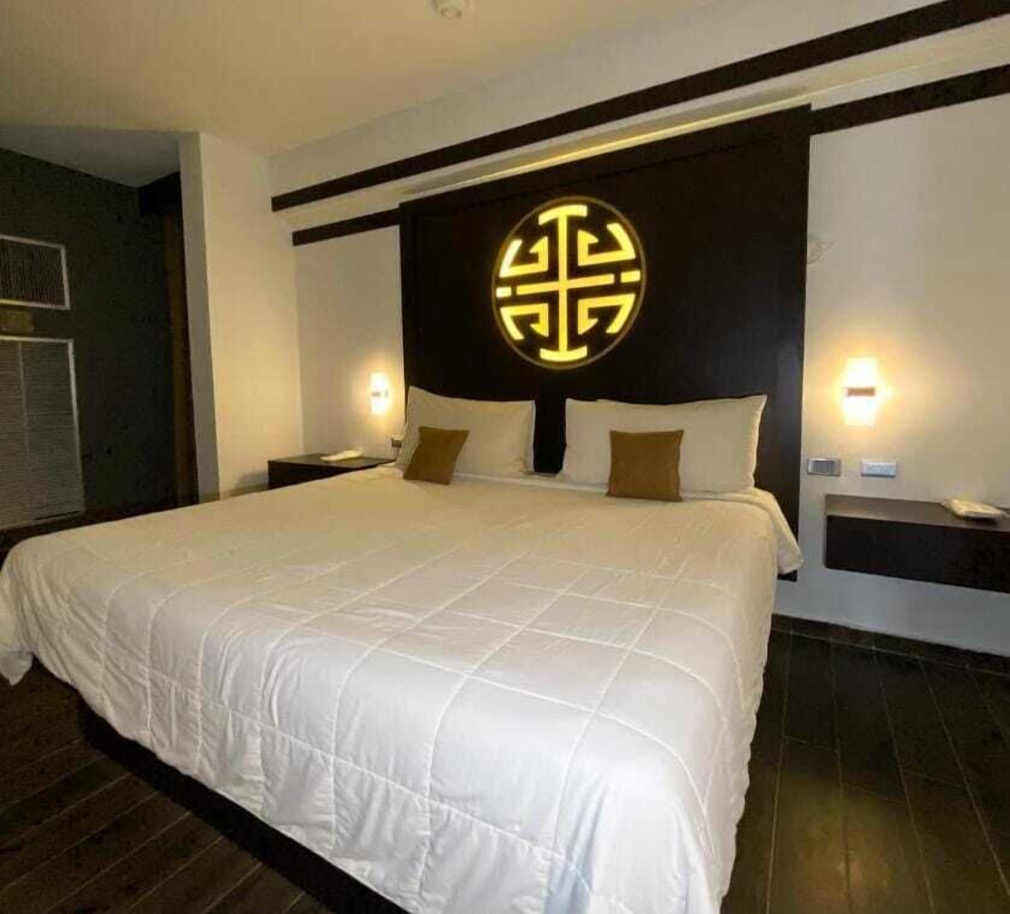 Habitación superior | Caja de seguridad en la habitación y escritorio 