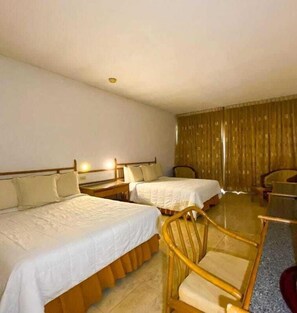 Caja de seguridad en la habitación, muebles diferentes y escritorio