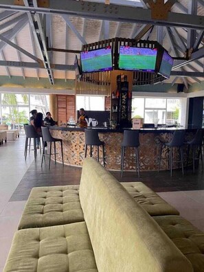 3 개의 바/라운지, 단란주점