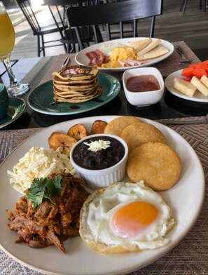 Desayuno buffet incluido todos los días 