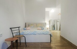 Travel crib, free WiFi