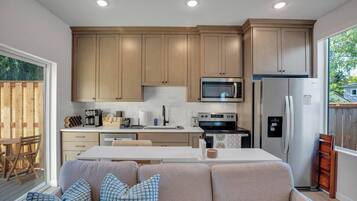 Coffee/tea maker, fridge, microwave, oven