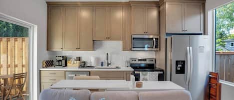 ثلاجة، ميكروويف، فرن، موقد طهي مسطح