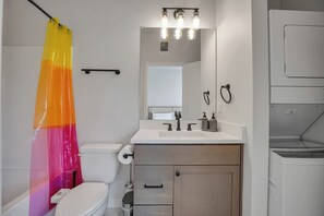 Secadora de cabello, toallas, jabón, papel de baño 