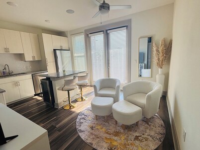 LUX Apt 2 Min to TCU Pool & Gym! Great for Traveling Nurses and Professionals