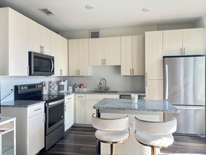 LUX Apt 2 Min to TCU Pool & Gym! Great for Traveling Nurses and Professionals