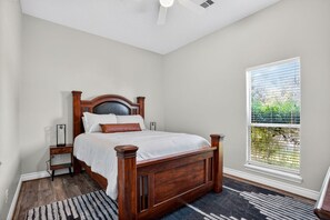 Desk, iron/ironing board, WiFi, bed sheets