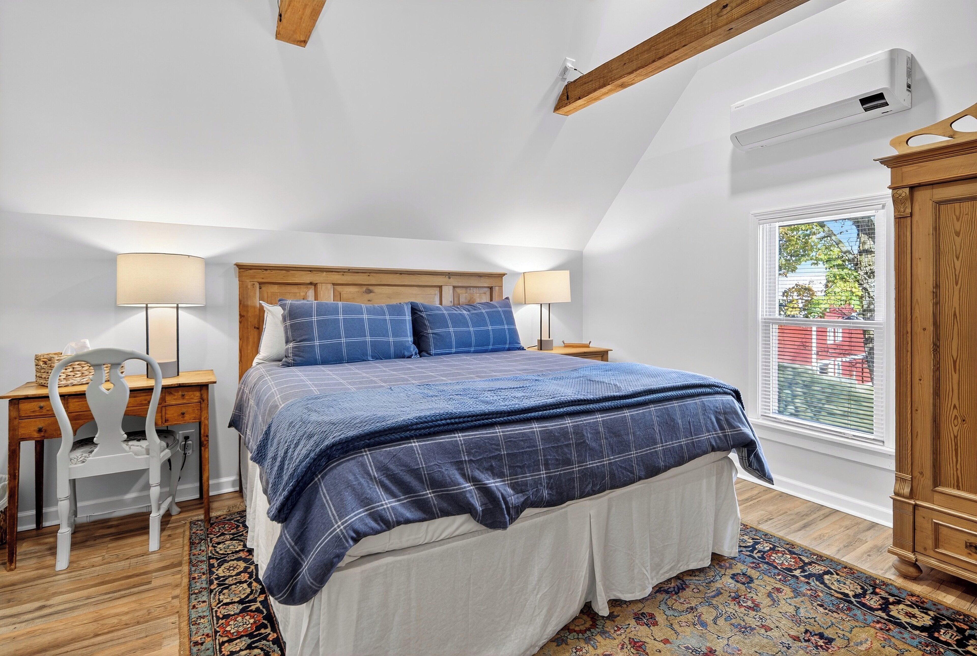 3 bedrooms, desk, iron/ironing board, travel crib