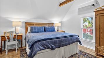 3 bedrooms, desk, iron/ironing board, travel crib