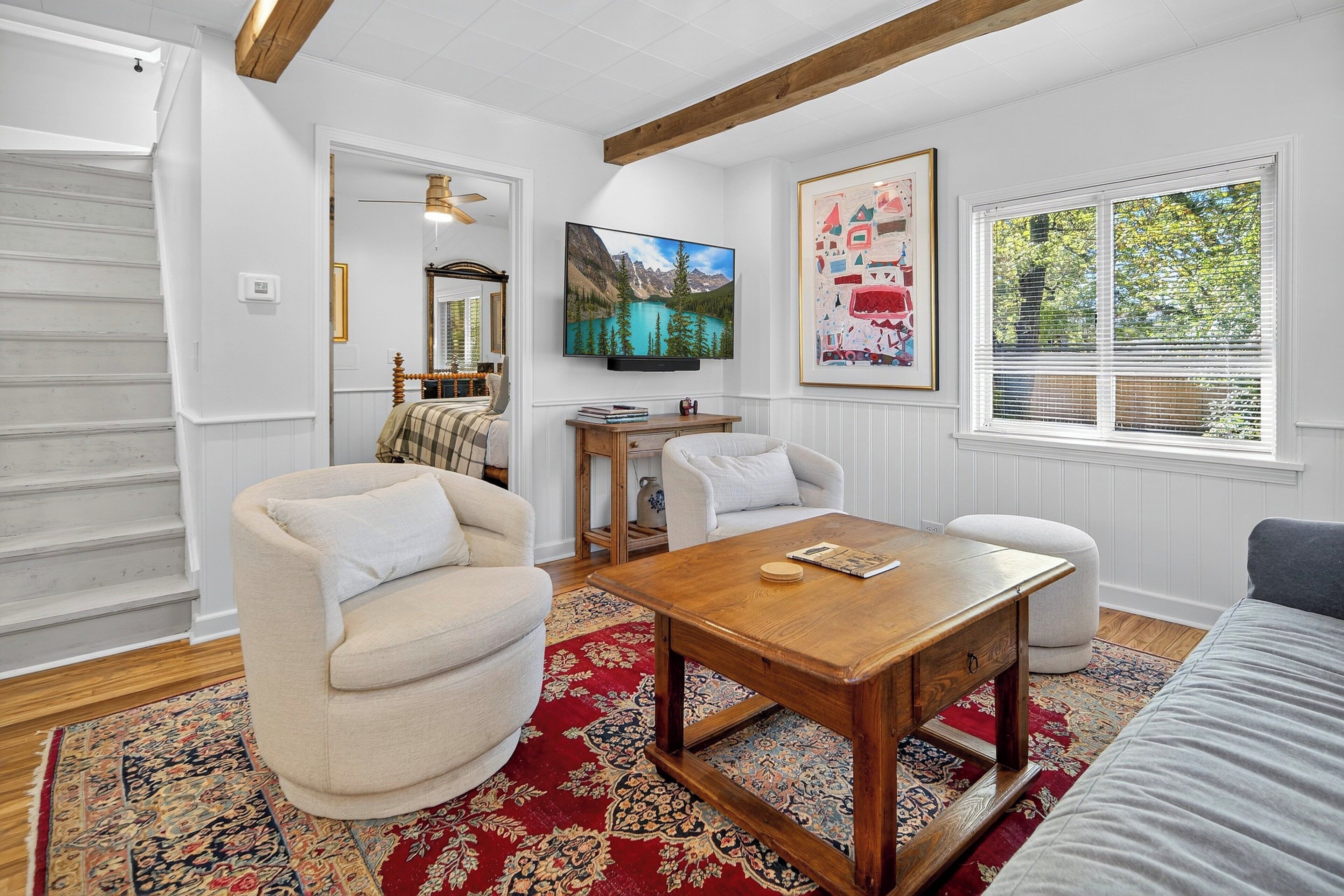 Smart TV, libros y estéreo 