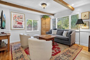 Smart TV, books, stereo