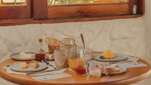 A breakfast table with a view of the beach and wind turbines. - Amana Icaraizinho (Amontada)