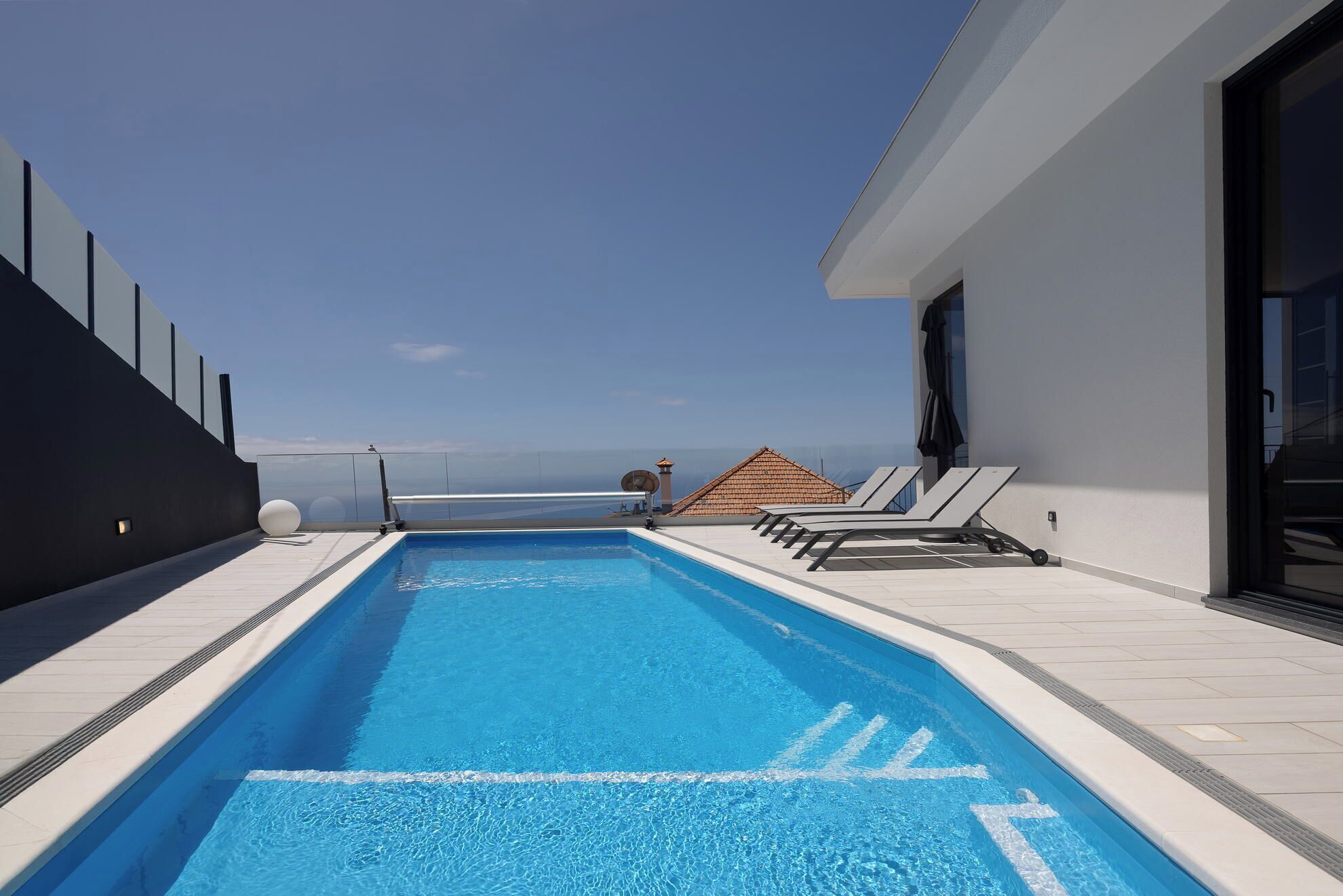 Utomhuspool och uppvärmd pool