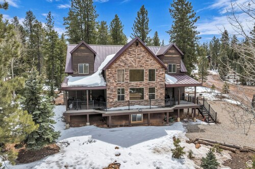 The Lost Creek Lodge - A Perfect Escape for Families, Reunions, and Friends.