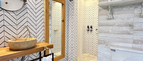 Deluxe Suite | Bathroom