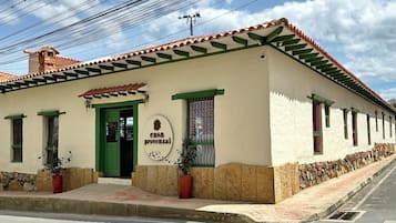 Vista frontal de la propiedad