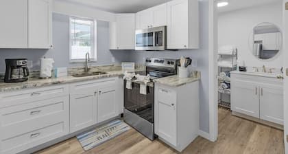 LOCATION!! LOCATION!! SHORT WALKING TO RESTAURANTS, SHOPS, & BEACH!