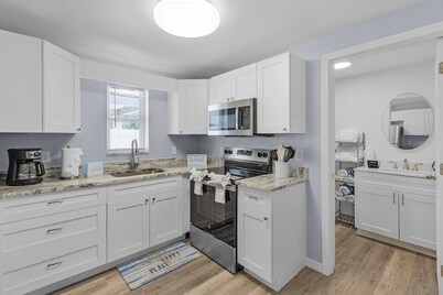 LOCATION!! LOCATION!!  SHORT WALKING TO RESTAURANTS, SHOPS, & BEACH!