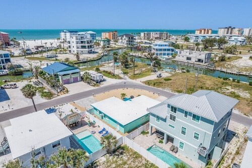 LOCATION!! LOCATION!!  SHORT WALKING TO RESTAURANTS, SHOPS, & BEACH!