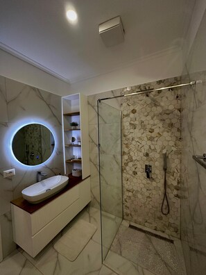 Secador de pelo, bidet, toallas, jabón