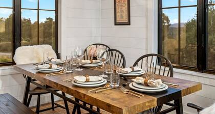 Modern 4BR Cabin w/ Breathtaking Views + Fireplace