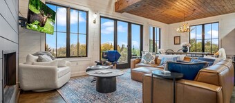 Modern 4BR Cabin w/ Breathtaking Views + Fireplace
