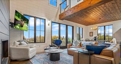 Modern 4BR Cabin w/ Breathtaking Views + Fireplace