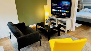 1 chambre, bureau, fer et planche à repasser, lit parapluie