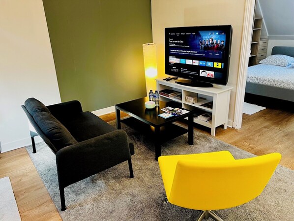 1 chambre, bureau, fer et planche à repasser, lit parapluie