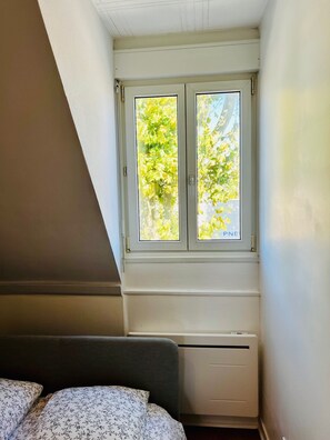1 chambre, bureau, fer et planche à repasser, lit parapluie