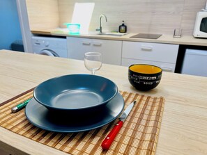 Microondas, placa de cocina, tostadora y utensilios de cocina