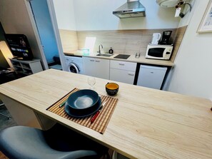 Micro-ondes, plaque de cuisson, grille-pain