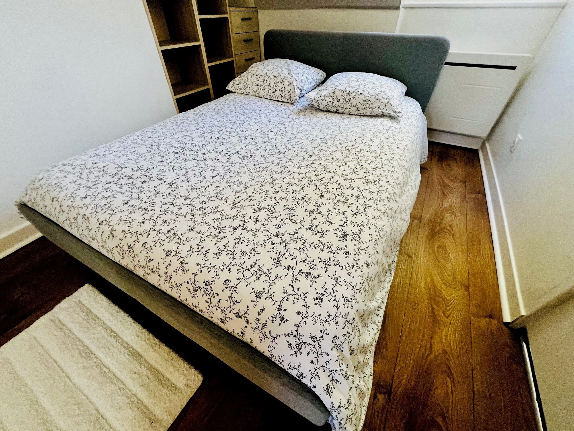 1 chambre, bureau, fer et planche à repasser, lit parapluie