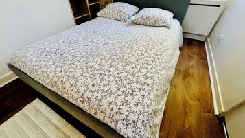 1 chambre, bureau, fer et planche à repasser, lit parapluie