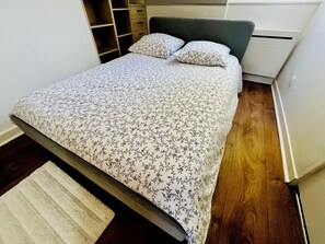 1 chambre, bureau, fer et planche à repasser, lit parapluie