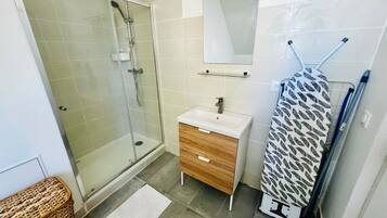 Douche, sèche-cheveux, serviettes fournies, savon