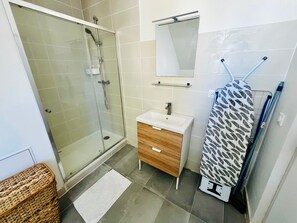 Douche, sèche-cheveux, serviettes fournies, savon