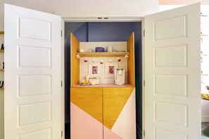 Interior - WALK to Downtown Asheville and River Arts District - Wes Anderson-Themed Suite (Asheville)