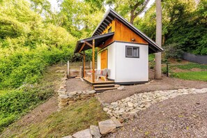 Exterior - WALK to Downtown Asheville and River Arts District - Wes Anderson-Themed Suite (Asheville)