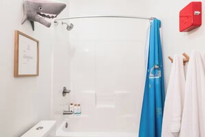 Haartrockner, Handtücher, Seife, Toilettenpapier