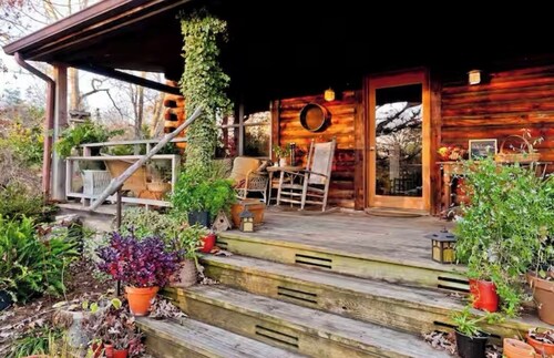 Cozy King Size Fireplace Log Cabin Apartment on Lookout Mountain